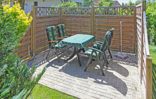 a patio with a table and chairs and a fence at Ferienwohnung Bodstedt in Bodstedt