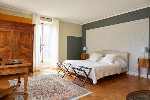 a bedroom with a bed and a table at Prosper Maufoux - Château de Saint-Aubin in Saint-Aubin