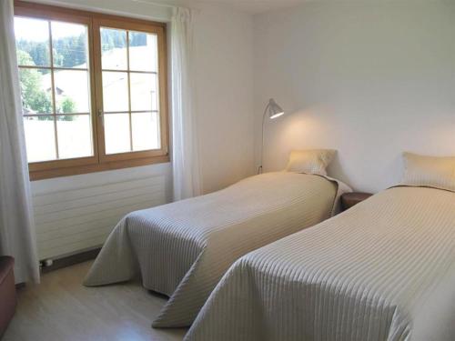 Una cama o camas en una habitación de Apartment Grüenbüelti by Interhome