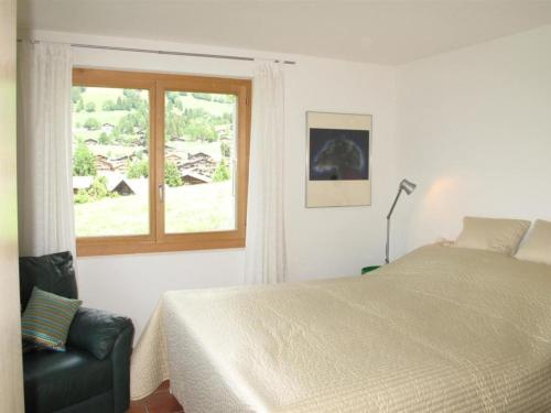 Una cama o camas en una habitación de Apartment Grüenbüelti by Interhome