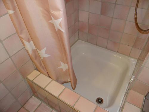 Ένα μπάνιο στο Apartment Am Dürrbach 5-512 by Interhome