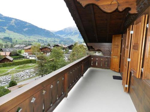 un balcón con vista a las montañas en Apartment Hornflue - Baumann by Interhome, en Gstaad