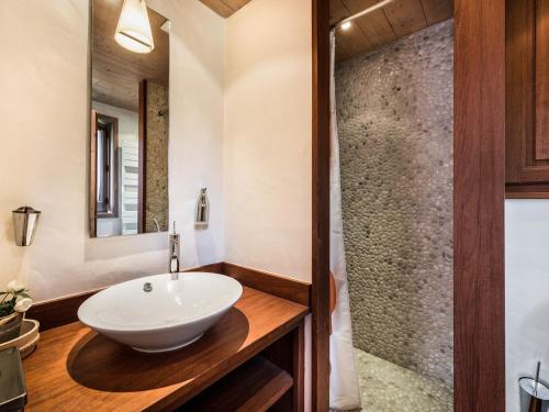 une salle de bain avec un lavabo et une douche dans l'établissement Appartement 5 pièces luxe au centre de Megève, proche télécabines, 4 chambres, garage, balcon - FR-1-453-168, à Megève