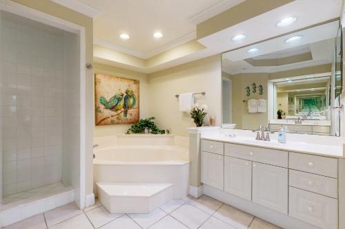 Phòng tắm tại Spacious condo with pool, hot tub and private washer/dryer