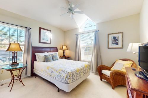 Giường trong phòng chung tại Spacious condo with pool, hot tub and private washer/dryer