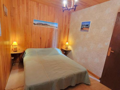 - une chambre avec un lit, deux tables et deux lampes dans l'établissement Charmant appart 4 pers, proche ski & rando, balcon, animaux admis - FR-1-393-146, à Saint-Michel-de-Chaillol