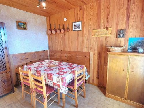 une cuisine avec une table et des chaises dans une pièce dans l'établissement Charmant appart 4 pers, proche ski & rando, balcon, animaux admis - FR-1-393-146, à Saint-Michel-de-Chaillol