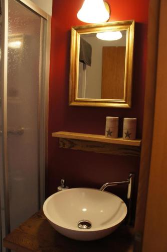 Un baño con un lavabo blanco y un espejo. en Apartment Sweda by Interhome, en Fieschertal