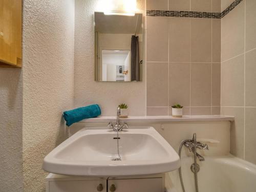 une salle de bain avec un lavabo et une baignoire dans l'établissement Studio Vostok Zodiaque-80 by Interhome, au Corbier