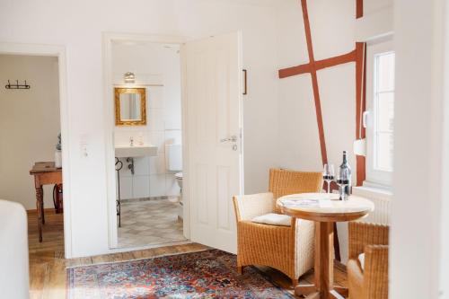 comedor con mesa y baño en Eulenhaus, en Ediger-Eller