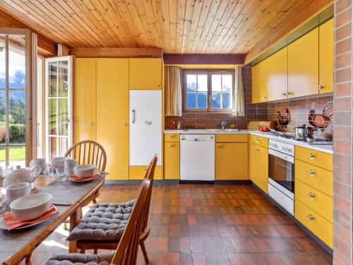 Kuchyň nebo kuchyňský kout v ubytování Chalet Arche by Interhome