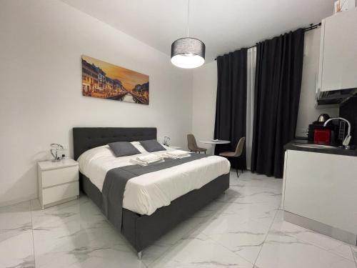 una camera da letto con un letto e un tavolo di San Raffaele's House a Vimodrone