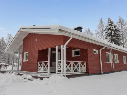 eine rote Scheune mit Schnee davor in der Unterkunft Holiday Home Suvela by Interhome in Kukkola