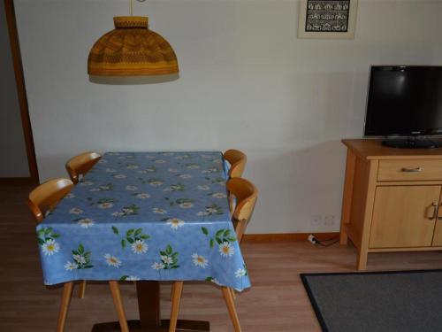 TV a/nebo společenská místnost v ubytování Apartment Rehweid - EG by Interhome