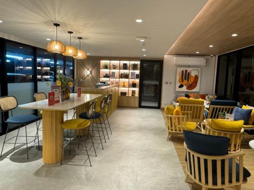 een restaurant met stoelen en een tafel en een bar bij Vuela Casa 2 in Noord Pattaya
