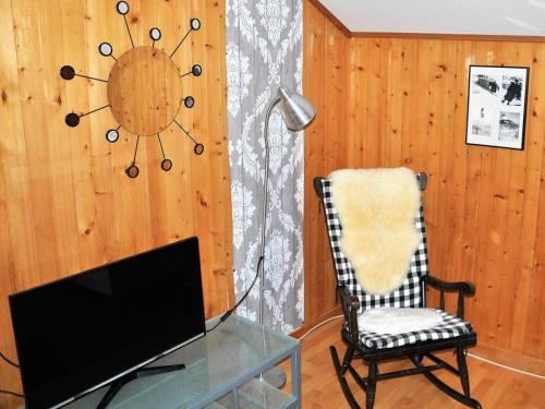 TV a/nebo společenská místnost v ubytování Apartment Chalet Fluegärtli by Interhome