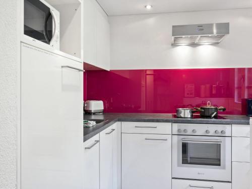Η κουζίνα ή μικρή κουζίνα στο Apartment Aragon P36 by Interhome