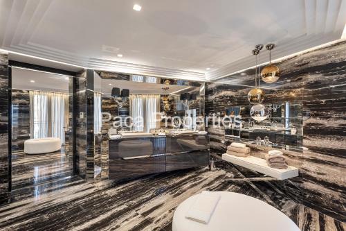 une salle de bain avec un lavabo et des toilettes dans une chambre dans l'établissement Cannes Croisette 4 chambres luxe - 7C, à Cannes