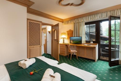 a hotel room with a bed and a desk at Landhaus St. Georg in Gröbming