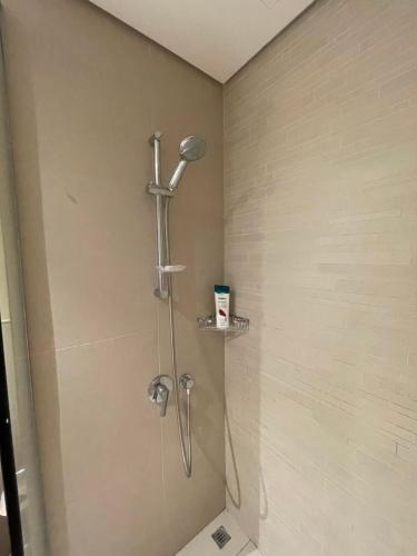 prysznic z głowicą prysznicową w łazience w obiekcie Cozy zone w Szardży