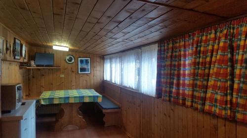 um pequeno quarto com uma mesa num camarote em Chalet Belvedere em Arabba