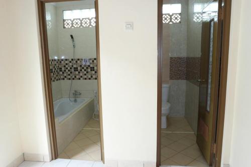Griya Kulon في سيمارانغ: حمام مع حوض ومرحاض ومغسلة