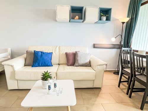 een woonkamer met een bank en een tafel bij Apartment Sonnenschein - B 110 by Interhome in Dittishausen