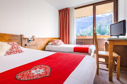 Hôtel Plein Sud et piscine ***にあるベッド