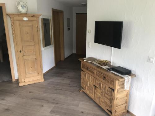 Una televisión o centro de entretenimiento en Apartment Hubertus A by Interhome