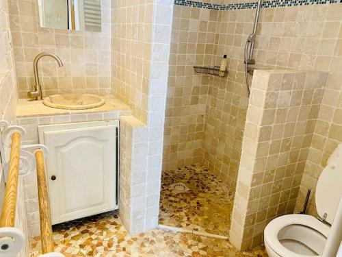 Ένα μπάνιο στο Appartement dans un coin de paradis avec piscine