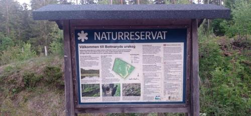 a sign on the side of a hiking trail at Cozy Forest View Villa with 5 Bedrooms in Jönköping