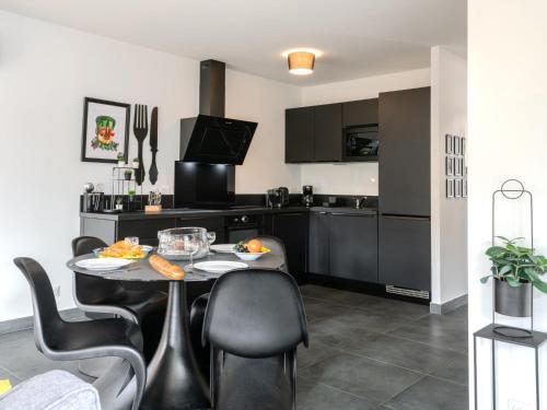 une cuisine avec une table et des chaises dans une pièce dans l'établissement Holiday Home palot 17 by Interhome, à Mimizan