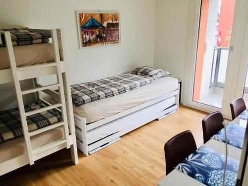 エンゲルベルクにあるApartment Titliszentrum 2 by Interhomeの二段ベッド2台と窓のある寝室