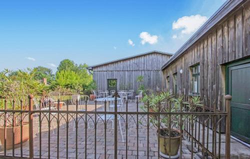 a metal fence in front of a building at Ehemaliges Farmhaus Lehsten in Lehsten