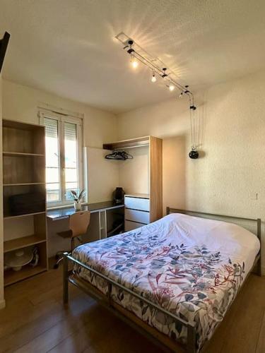 une chambre avec un lit et un bureau dans l'établissement Lion d'or 25 - Chambre meublée et équipée - centre-ville, à Montluçon