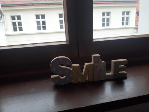 a wooden sign sitting in front of a window at FW 50 - Mitten in der historischen Altstadt mit Balkon in Görlitz