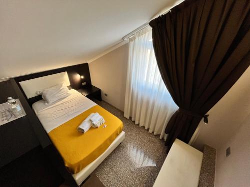 Postel nebo postele na pokoji v ubytování EH Suites Rome Airport Euro House Hotels