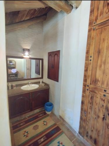 a bathroom with a sink and a mirror at Paloma Lodge Guest House in Siwa