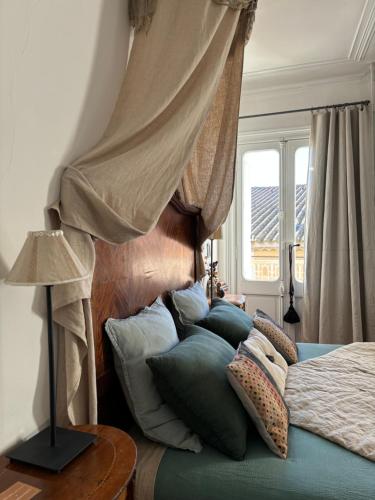 Ein Bett oder Betten in einem Zimmer der Unterkunft Le logis blanc bed&breakfast