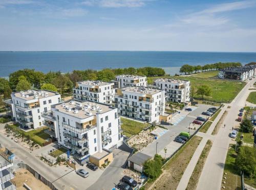 - une vue aérienne sur une ville avec des bâtiments et l'océan dans l'établissement Apartamenty Nexo Q4Apartments, à Puck