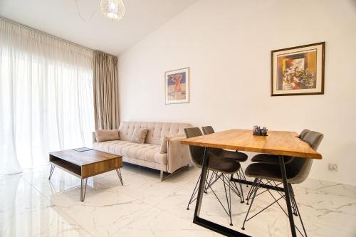 Paradise Gardens 1 C-003