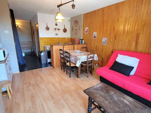un salon avec un canapé rouge et une table dans l'établissement Charmant studio 4 pers. au pied des pistes - Balcon Sud Ouest, parking, centre station - FR-1-393-160, à Saint-Michel-de-Chaillol