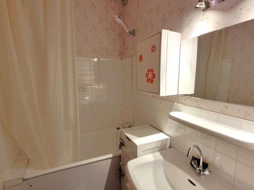 une salle de bain avec un lavabo, une douche et des toilettes dans l'établissement Charmant studio 4 pers. au pied des pistes - Balcon Sud Ouest, parking, centre station - FR-1-393-160, à Saint-Michel-de-Chaillol