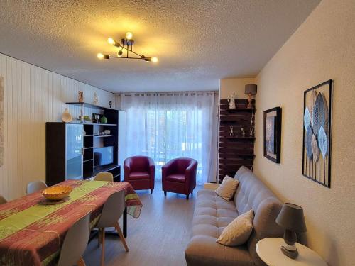un salon avec un canapé et une table dans l'établissement Appartement 2 Chambres - Terrasse - Centre Station - Parking - FR-1-393-162, à Saint-Michel-de-Chaillol