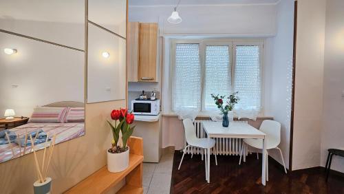 a small apartment with a table and a bedroom at La voce del porto in Ancona