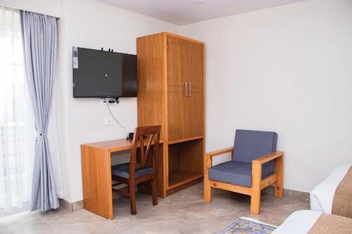 Televizorius ir (arba) pramogų centras apgyvendinimo įstaigoje Bay Hotel