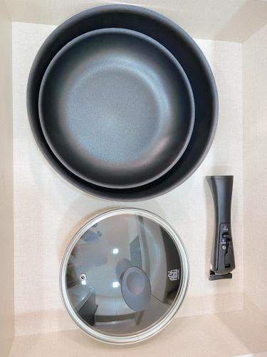 a black plate and a hair dryer on a table at The Hue stay, SEOUL in Seoul