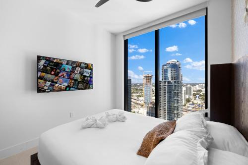 Free Parking! PH Luxury 3BR in Downtown Miami في ميامي: غرفة نوم بسرير أبيض ونافذة كبيرة