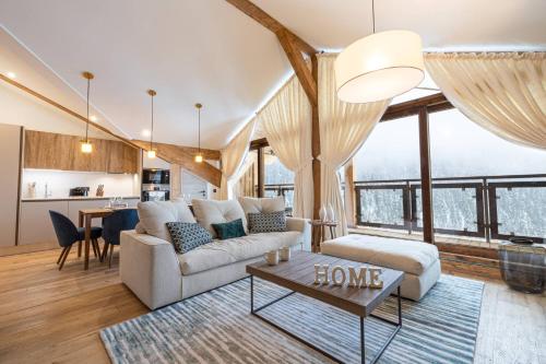 un salon avec un canapé et une table dans l'établissement Superb flat - Domaine de lariondaz New, à Saint-Bon-Tarentaise