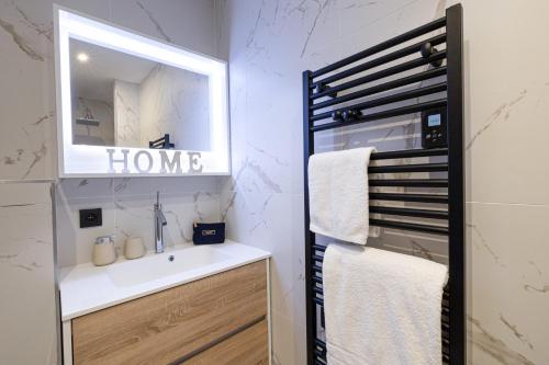 une salle de bain avec un lavabo et un miroir dans l'établissement Superb flat - Domaine de lariondaz New, à Saint-Bon-Tarentaise